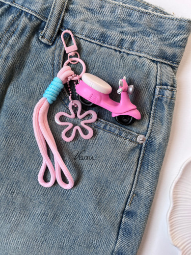 آویز و بگ چارم وسپا صورتی 🛵
